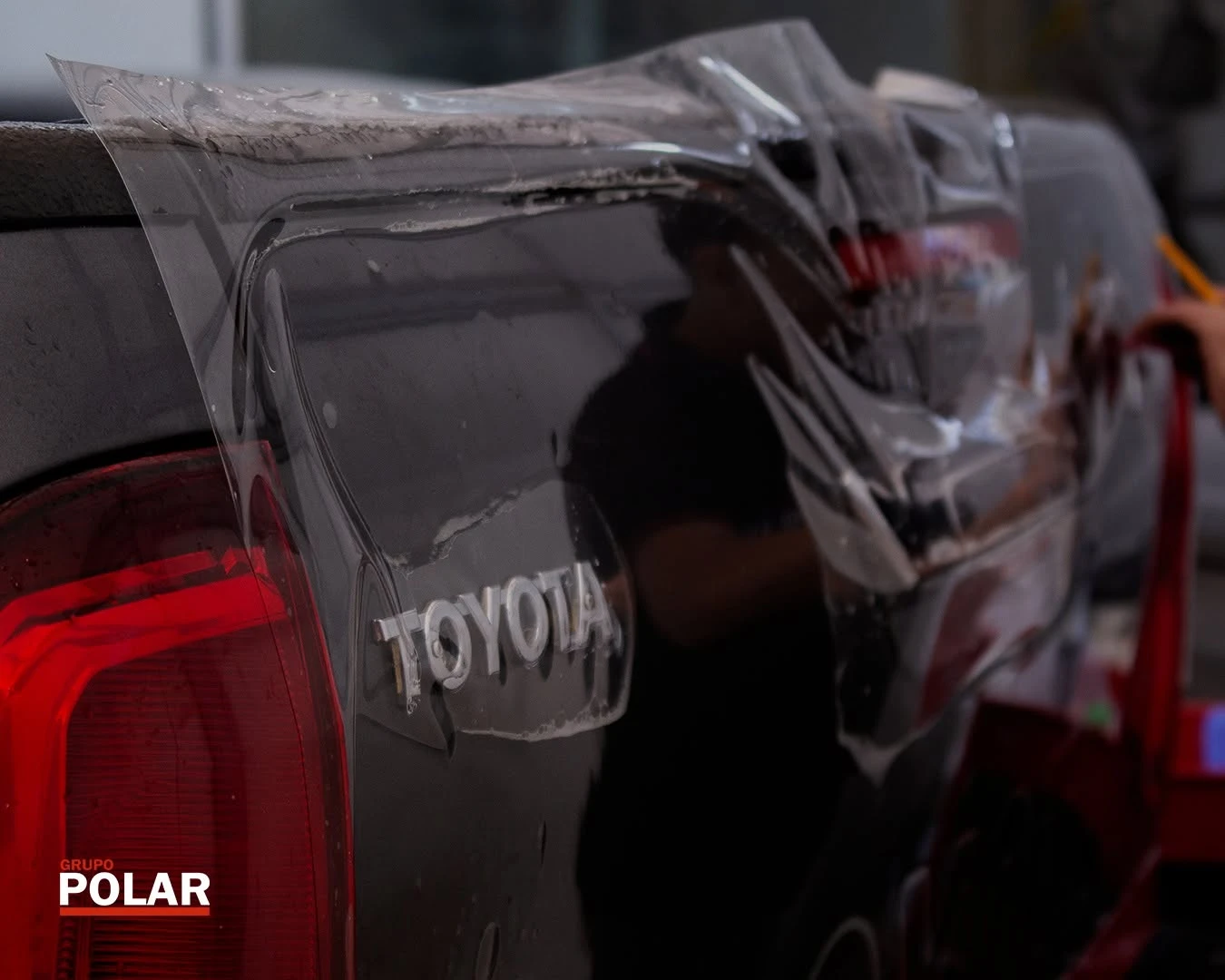 Instalación de película protectora de pintura PPF en carrocería premium por Grupo Polar